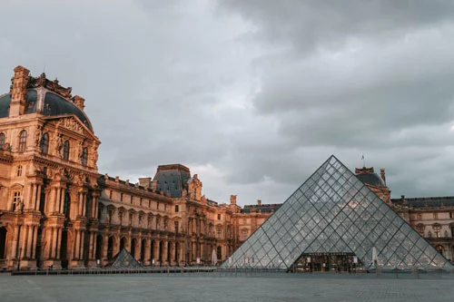 the louvre pyramid in paris 